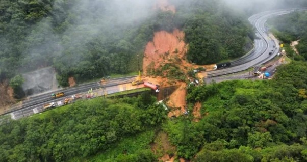 се срути върху магистрала в Южна Бразилия поне двама души